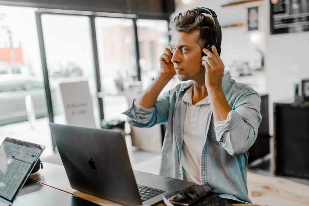 La musique au travail : bonne ou mauvaise idée ?